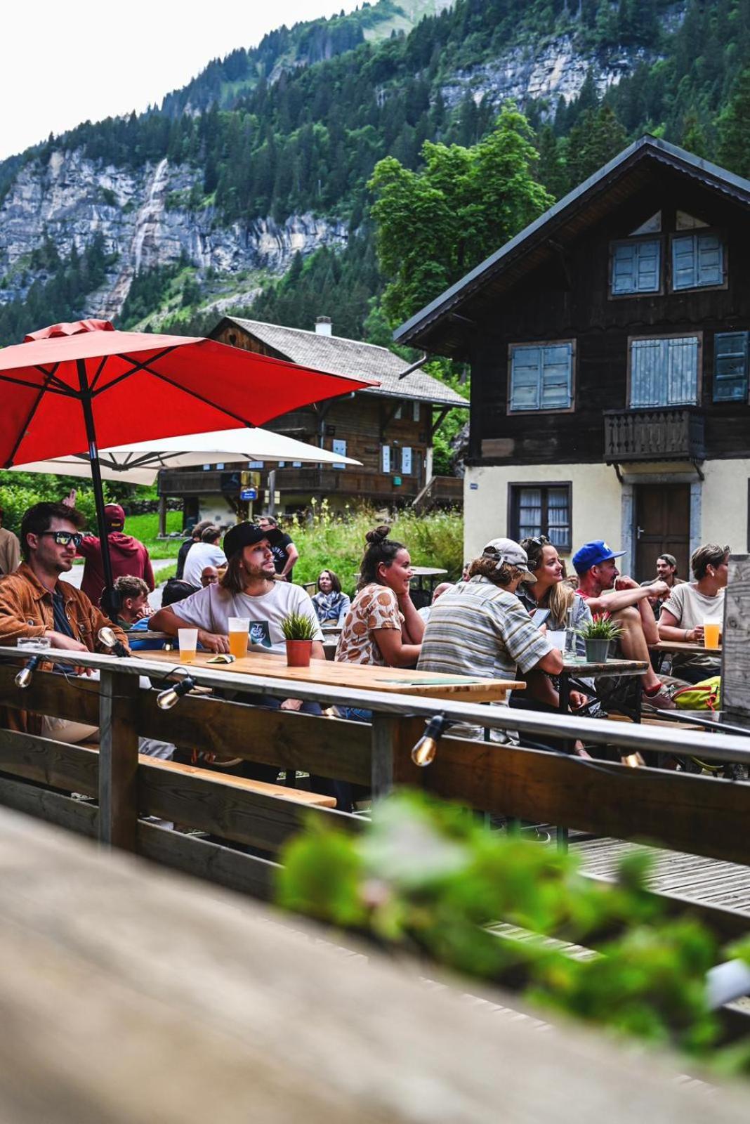 1861 Chatel Hostel Экстерьер фото